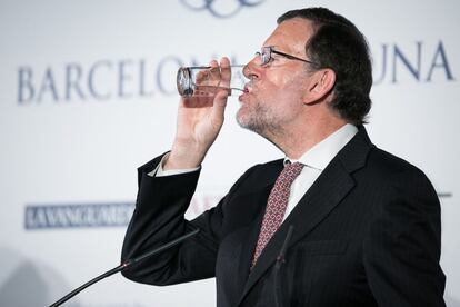 Mariano Rajoy bebe agua durante la conferencia en Barcelona, un día después de recibir un fuerte golpe en la cara por un joven en Pontevedra.