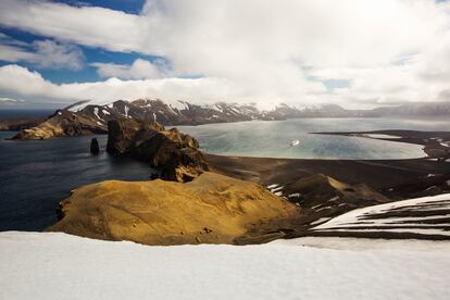 La isla Decepción, en forma de herradura debido a que encierra la caldera de un volcán activo, en las islas Shetland del Sur.