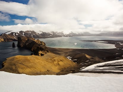 La isla Decepción, en forma de herradura debido a que encierra la caldera de un volcán activo, en las islas Shetland del Sur.