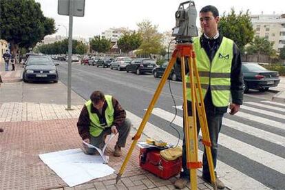 Dos trabajadores realizan mediciones para el metro de Málaga.