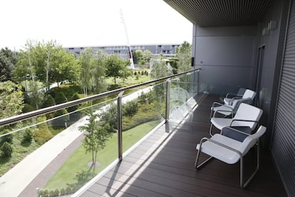 El balcón de una de las habitaciones de la residencia de los canteranos. Cada habitación tiene una- A diferencia del primer equipo, las habitaciones de los canteranos son dobles. Son todas iguales salvo las de los jugadores de baloncesto: cambia el tamaño de las camas y del baño. 