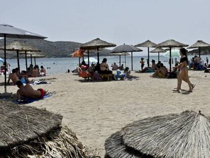 Turistas en una playa en Grecia