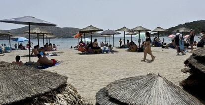 Turistas en una playa en Grecia