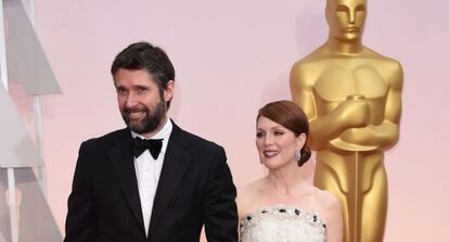 Julianne Moore y su marido, Bart Freundlich en la alfombra roja.