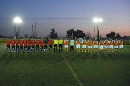 Los dos equipos que se enfrentaron posan para una foto. El Hope Refugee FC ganó el partido contra el CitiBank por 4-2.