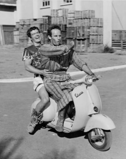 Stephen Boyd y Charlton Heston en los estudios Cinecitta (Roma) durante un descanso del rodaje de 'Ben Hur' (1959).