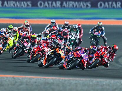 Francesco Bagnaia (d) de Ducati lidera la carrera en Losail, Doha (Qatar), el pasado domingo, 10 de marzo.