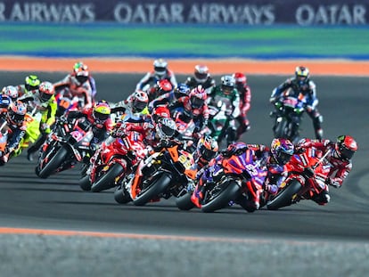 Francesco Bagnaia (d) de Ducati lidera la carrera en Losail, Doha (Qatar), el pasado domingo, 10 de marzo.