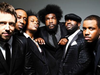 La banda de hip-hop The Roots (con Questlove en el centro).