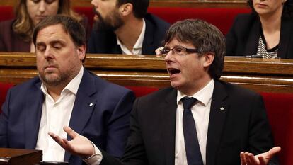 El presidente de la Generalitat, Carles Puigdemont, y su vicepresidente, Oriol Junqueras, durante un pleno del Parlamento de Catalu&ntilde;a. 