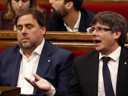 El presidente de la Generalitat, Carles Puigdemont, y su vicepresidente, Oriol Junqueras, durante un pleno del Parlamento de Catalu&ntilde;a. 