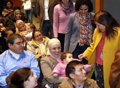 La conselleira Beatriz Mato, con abrigo amarillo, durante una entrega de diplomas de cursos a personas en riesgo de exclusi&oacute;n social.