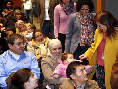 La conselleira Beatriz Mato, con abrigo amarillo, durante una entrega de diplomas de cursos a personas en riesgo de exclusi&oacute;n social.