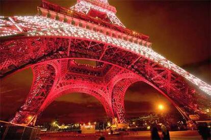 Los principales monumentos de París se iluminan para recibir el año nuevo (como la Torre Eiffel, que se vistió de rojo con motivo de la visita del presidente de China, Hu Jintao, el año pasado).