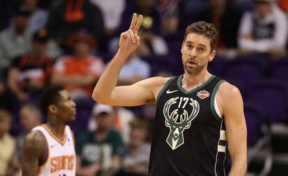 Pau Gasol, en su estreno con Milwaukee, en Phoenix.