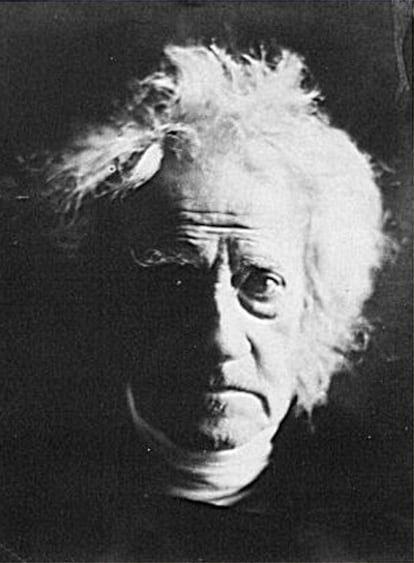 Fotografía de sir John Herschel tomada por Julia Margaret Cameron en 1867. Herschel fue matemático, astrónomo, químico e inventor del cianotipo.