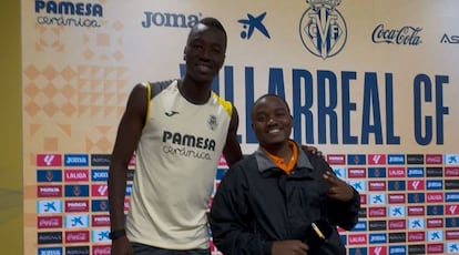 El futbolista del Villarreal CF Pape Gueye junto al periodista tanzano Abuu Yusuf.