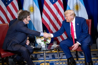 Los presidentes de Argentina, Javier Milei, y de Estados Unidos, Donald Trump, reunidos en una conferencia conservadora en Maryland en 22 de febrero de 2025, en una imagen tuiteada por la Casa Blanca.