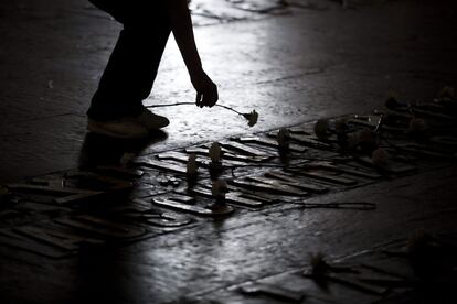 Una persona coloca una flor en la Sala del Recuerdo del Museo del Holocausto 'Yad Vashem' en Jerusalén (Israel).