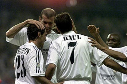 Zidane acaricia a Munitis tras su primer gol.