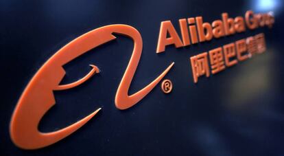 Logotipo de Alibaba en una feria tecnológica.