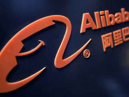 Logotipo de Alibaba en una feria tecnol&oacute;gica.