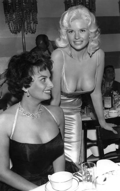 Sofia Loren y Jayne Mansfield, dos sex symbols de la era dorada de Hollywood, dejaron esta famosa instantánea durante una fiesta en un restaurante de Beverly Hills en 1960.