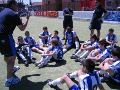 Gerard Moreno, el primer d'esquena a la imatge, escolta amb els seus companys de l'equip perico durant el torneig. Cedida
