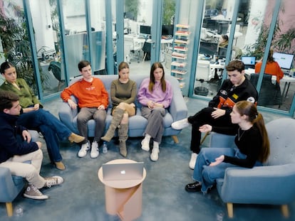 Ruth, Sol, Rafa, Aitana, Sergio, Carlos y Marian debaten en la tercera entrega de 'El Altavoz' sobre igualdad.