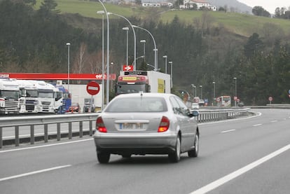 La autopista AP-8 a su paso por el alto de Itziar, donde se reduce el límite de velocidad a 100 km/h los días de lluvia.