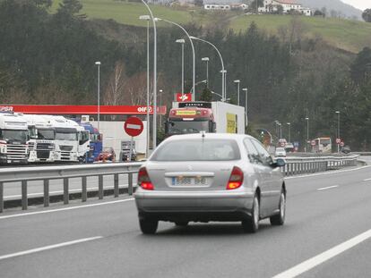 La autopista AP-8 a su paso por el alto de Itziar, donde se reduce el límite de velocidad a 100 km/h los días de lluvia.