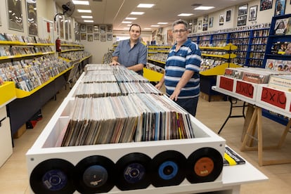 Enrique Asunción (izquierda) y Jorge Sosa en su tienda 'Regreso al pasado', en Las Palmas de Gran Canaria.