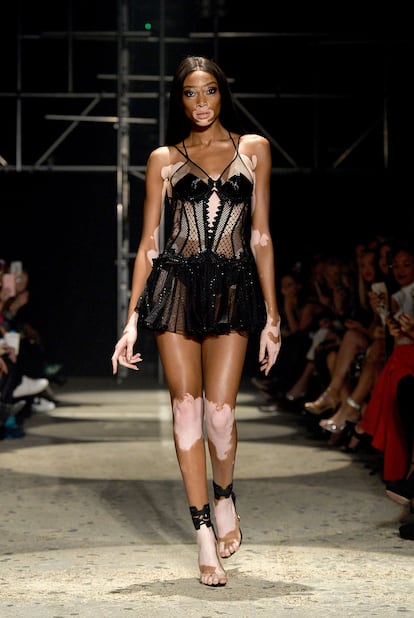 Winnie Harlow, la primera modelo que logró subir el vitíligo a la pasarela, ha sido confirmada como nuevo ángel de Victoria's Secret. La firma de lencería da así un paso al frente en la inclusión de diversos cánones de belleza en su show. Harlow se ha mostrado muy emocionada con la noticia de formar parte del casting y su compañera Elsa Hosk ha compartido un vídeo en Instagram mostrando el emocionante momento. Repamos a continuación el resto de maniquís confirmadas.