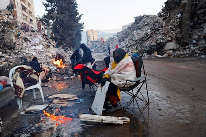 Una personas se calienta en una hoguera en una calle de la ciudad turca de Kahramanmaras, este lunes. 