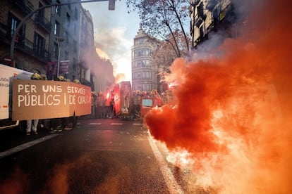 Centenares de bomberos de la Generalitat recorren el centro de Barcelona para protestar a las puertas del Parlament, el 20 de diciembre de 2018.