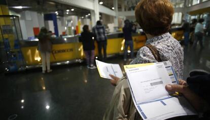 Personas haciendo cola en una oficina de Correos