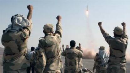 Miembros de la revolución iraní celebran el lanzamiento de misiles, en julio de 2012