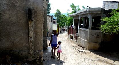 En las ciudades de Haití es frecuente ver tanto tiendas privadas como dispensadores públicos —los llamados kioscos, más asequibles— donde, generalmente las mujeres, dan cuatro y cinco viajes al día cargando 20 litros para proveer a la familia. En la imagen, uno de Jacmel, al sur del país.

