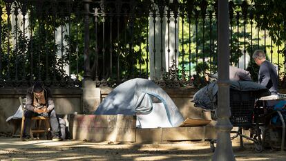 Personas sin hogar duermen en el Paseo Picasso de Barcelona.