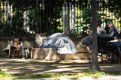 Personas sin hogar en el Paseo Picasso de Barcelona.