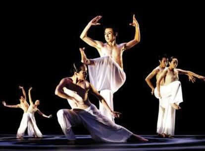 Una escena de <i>Moon Water,</i> espectáculo de la compañía de Taiwan Cloud Gate Dance Theatre.