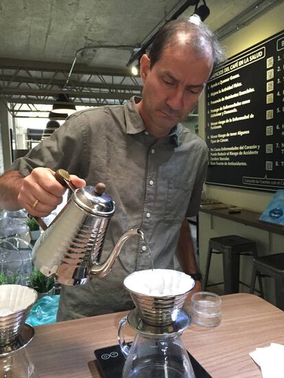 Jaime Duque en el caf&eacute; que ha establecido en Usaqu&eacute;n.