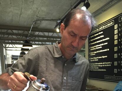 Jaime Duque en el caf&eacute; que ha establecido en Usaqu&eacute;n.