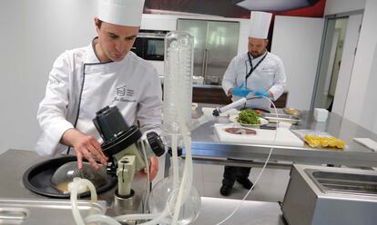 Dos cocineros en el aula de innovación del BCC.