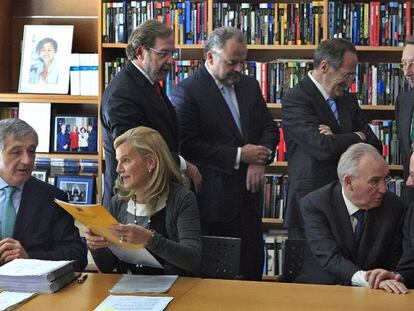 De pie, de izquierda a derecha: Juan Luis Cebrián, consejero delegado de PRISA; Ignacio Polanco, presidente de PRISA; Adolfo Valero, consejero de PRISA, y Emiliano Martínez, presidente de Santillana. Sentados: Carlos García, socio de DJLSAP; la notaria que dio fe de la operación; Ignacio Santillana, director general de PRISA, y Miguel Ángel Cayuela, consejero delegado de Santillana.
.