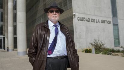Manuel López Bernal a su salida de la Ciudad de la Justicia murciana.