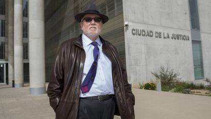 Manuel L&oacute;pez Bernal a su salida de la Ciudad de la Justicia murciana. 