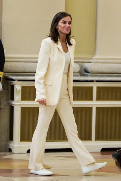 Antes de que el calor comenzara a ser intenso, Letizia apostó por otra firma española, en concreto por la marca firma valenciana MU The Brand y sus minimalistas y discretas zapatillas. 