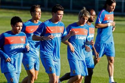 El defensa Pepe, tercero por la izquierda, con varios compañeros en un entrenamiento con Portugal.