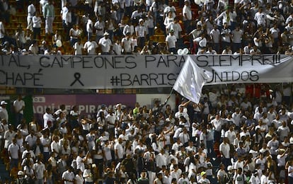 Colombianos participam de tributo ao time da Chapecoense.